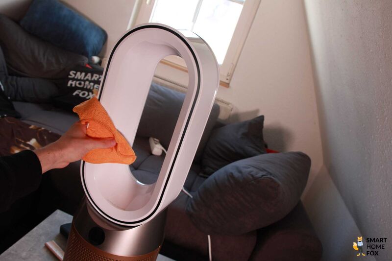 Der Turm des Dyson Purifier Hot+Cool Formaldehyde HP09 wird mit einem trockenen Tuch abgewischt.